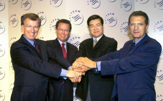 2000년 글로벌 항공사 동맹체인 '스카이팀'을 창설한 조양호(오른쪽 두번째) 한진그룹 회장이 회원사 대표들과 기념촬영을 하고 있다. /사진제공=한진그룹