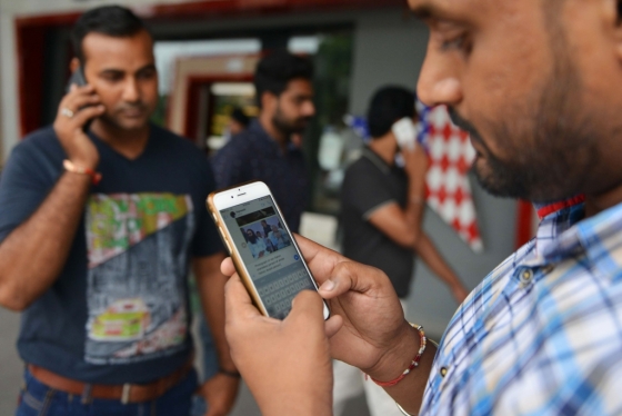 인도에서 최근 휴대전화 보급이 빠르게 이뤄지면서 5G 장비 제조업체들이 눈독을 들이는 투자처가 됐다./AFPBBNews=뉴스1