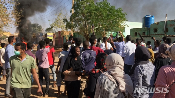 【카르툼(수단)=AP/뉴시스】수단의 카르툼에서 연일 반정부시위가 이어지면서 13일 시위대가  오마르 알-바시르 대통령의 퇴진을 요구하고 있다. 2019.1.24      / 사진=차미례