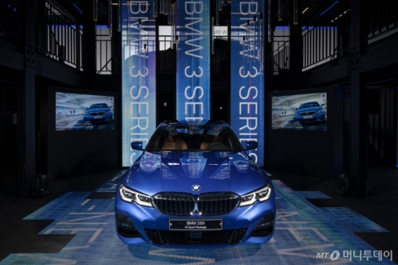 10일 서울 강남구 코엑스에 마련된 BMW '드라이빙 큐브'에 전시된 7세대 뉴 3시리즈. /사진제공=BMW그룹코리아