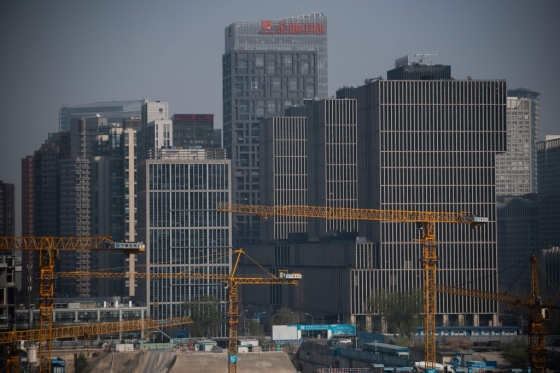 중국 베이징 도심의 한 건설공사 현장 뒤로 고층 빌딩들이 늘어서 있다. 미국과의 무역전쟁 등으로 어려움을 겪던 중국 경제는 최근 정부의 대규모 경기 부양 정책에 힘입어 부동산을 중심으로 회복 기미를 보이고 있다. /AFPBBNews=뉴스1