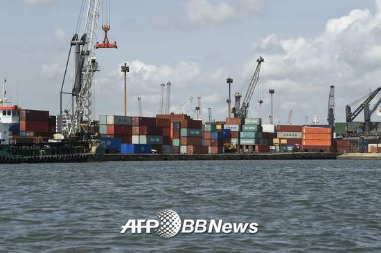 지난 4월8일 나이지리아의 '무역 허브' 라고스 아파파항에 컨테이너 선박이 정박해있다. /AFPBBNews=뉴스1