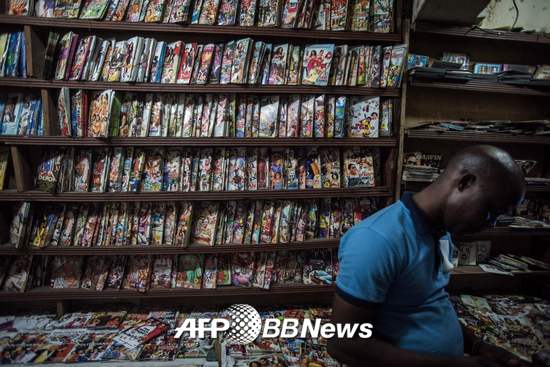 지난 2월19일 나이지리아 라고스에 위치한 이두모타 시장에서 한 손님이 '날리우드'라 불리는 나이지리아 영화 관련 책을 보고 있다. /AFPBBNews=뉴스1