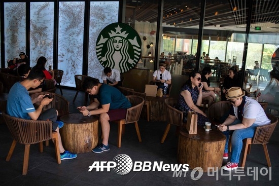 중국 수도 베이징의 한 스타벅스 매장. /AFPBBNews=뉴스1