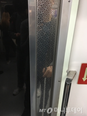 지하철을 탄 모습. 빨리 못 내릴까 걱정이 돼 문 근처에 서 있었다./사진=남형도 기자