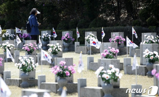 17일 서울 강북구 국립4·19민주묘지에서 한 유가족이 묘비를 바라보고 있다./사진=뉴스1