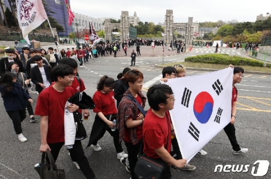 제59주년 4·19혁명 기념일을 하루 앞둔 18일 오후 서울 성북구 고려대학교에서 열린 '4·18 학생의거 기념 구국대장정'에 참가한 학생들이 4·19민주묘지로 행진하고 있다./사진=뉴스1 