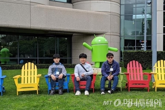(왼쪽부터)박준범·류창동·안제영씨가 미국 샌프란시스코에 있는 구글 본사에 여행간 모습. /사진제공=류창동씨