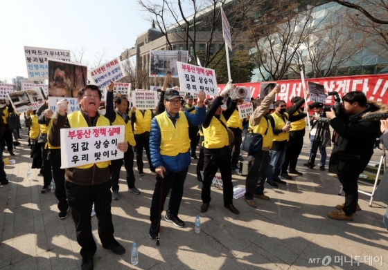 은마아파트 소유자들이 지난달 29일 오후 서울시청 앞에서 재건축 추진을 촉구하는 항의 집회를 진행했다. /사진제공=뉴스1