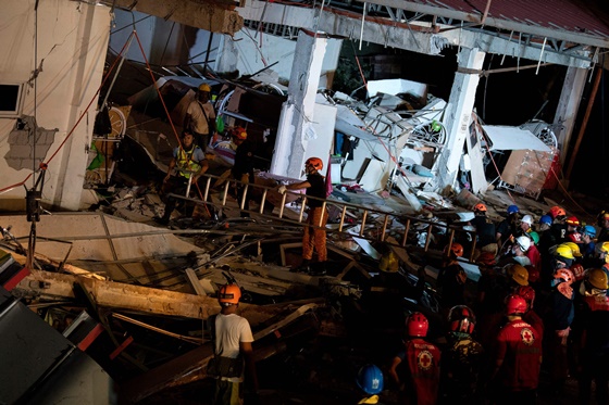 필리핀 팜팡가주의 4층짜리 슈퍼마켓 건물이 지진으로 인해 무너져 인명 구조작업이 진행중이다./AFPBBNews=뉴스1