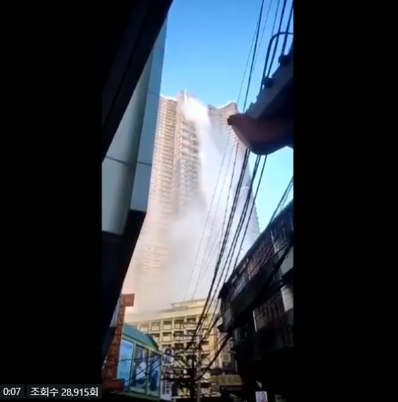 필리핀의 한 고층 건물 루프탑의 수영장 물이 건물 아래로 쏟아지는 현장/사진=트위터(@jaztified)