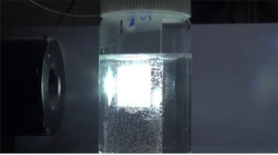 연구진이 개발한 새로운 광촉매를 이용해 수소를 생산하는 모습사진=IBS