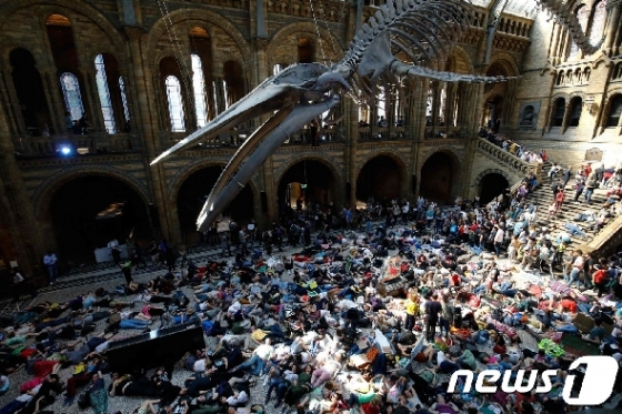 기후변화 대응을 촉구하는 시위대가 영국 자연사박물관에서 시위를 벌이고 있다. © AFP=뉴스1