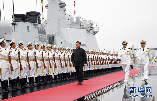 중국 해군 창설 70주년 행사에서 해군의장대 사열을 받고 있는 시진핑 중국 국가 주석/사진= 신화망 캡처. 