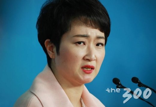 이언주 바른미래당 의원이 23일 오후 서울 여의도 국회 정론관에서 탈당 기자회견을 하고 있다./사진=이동훈 기자