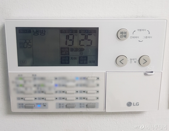 서울 낮 기온이 26도를 기록한 지난 24일 한 사무실 에어컨이 가동 중이다. 실내 온도는 25도. 희망 온도는 19도에 맞춰져 있다./사진=박가영 기자