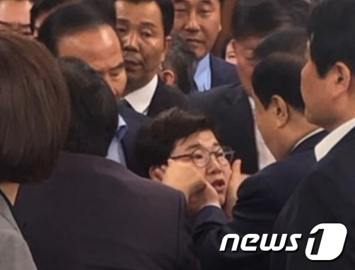 자유한국당이 여성의원에 대한 '성추행' 의혹을 제기하고 있는 문희상 국회의장이 24일 국회의장실에서 임이자 한국당 의원의 볼을 만지는 모습/사진=뉴스1