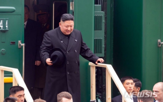 【블라디보스토크=뉴시스】 김정은 북한 국무위원장이 24일 오전 전용열차를 타고 북-러 국경을 넘어 하산역에 도착했다. 2019.04.24. (사진=연해주 주정부 홈페이지)   photo@newsis.com