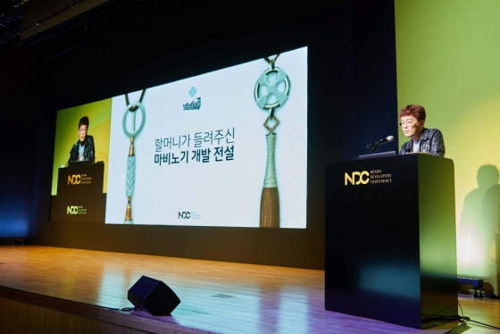 2019년 넥슨 개발자 컨퍼런스에서 김동건 넥슨 데브캣 스튜디오 총괄 프로듀서는 ‘할머니가 들려주신 마비노기 개발 전설’이라는 주제로 NDC 기조연설에 나섰다. / 사진제공=넥슨코리아