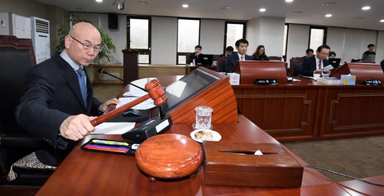 이효성 방송통신위원장이 지난해 3월 정부과천청사에서 열린 13차 위원회 회의에서 회의 시작을 알리는 의사봉을 두드리고 있다./사진=이기범 기자
