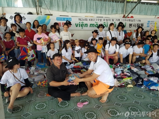 베트남 호치민 지역 소재 구찌보육원을 방문한 한국의 119대원들./사진=소방청 제공