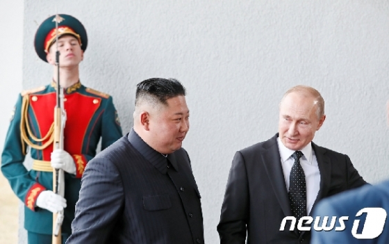 25일 블라디보스토크 극동연방대에서 만난 김정은 북한 국무위원장(왼쪽)과 블라디미르 푸틴 대통령 © 로이터=뉴스1