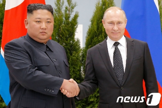 김정은 북한 국무위원장(왼쪽)과 블라디미르 푸틴 러시아 대통령이 25일 오후 러시아 블라디보스토크 소재 극동연방대에서 열린 정상회담에 앞서 악수하고 있다. © AFP=뉴스1