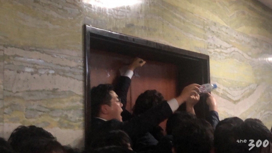 더불어민주당 의원들이 자유한국당 의원 스크럼을 뚫고 잠긴 국회사무처 의안과 문을 열려고 시도하고 있다. /사진=이재원 기자