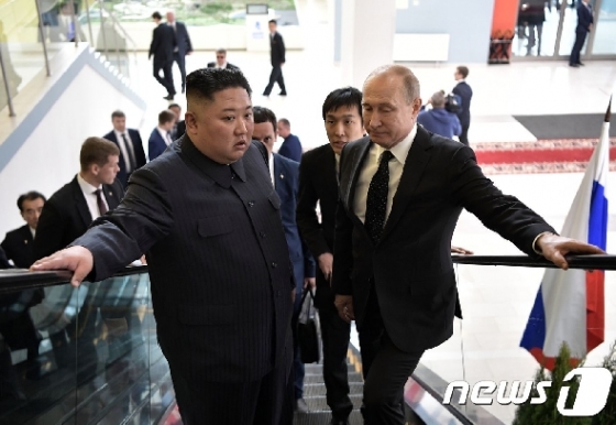 김정은 북한 국무위원장(왼쪽)과 블라디미르 푸틴 러시아 대통령이 25일 블라디보스토크 소재 극동연방대에서 만나 정상회담장으로 이동 중이다. © AFP=뉴스1