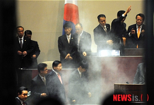 김선동 의원이 본회의장에 최루가스를 터뜨렸다/ 사진제공=뉴시스