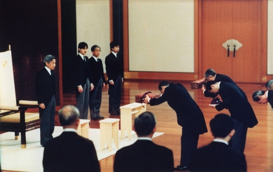 1989년 1월 7일 진행된 아키히토 일왕(왼쪽) 즉위식 모습. 아키히토 일왕이 오는 30일 퇴위하면서 연호 헤이세이 시대도 끝나게 된다. 일본 증시는 26일 헤이세이 시대 마지막 거래를 끝냈다. /AFPBBNews=뉴스1
