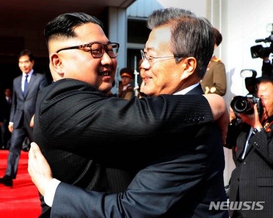 【서울=뉴시스】 문재인 대통령과 김정은 북한 국무위원장이 5월 26일 오후 판문점 북측 통일각에서 정상회담을 마친 후 헤어지며 포옹하고 있다. 2018.12.26.  photo@newsis.com  