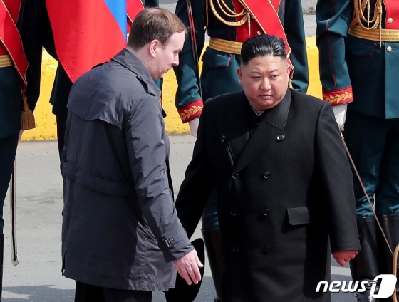 (블라디보스토크(러시아)=뉴스1) 이재명 기자 = 김정은 북한 국무위원장이 26일(현지시각) 오후 러시아 블라디보스토크역에 도착해 사열을 기다리고 있다. 2019.4.26/뉴스1  