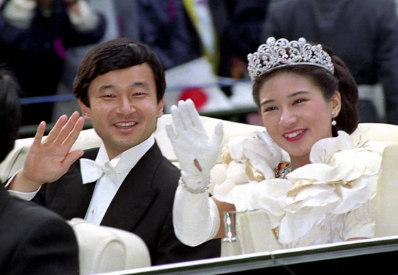 【도쿄=교도통신·AP/뉴시스】나루히토 일본 왕세자가 5월 1일 국왕으로 즉위한다. 사진은 1993년 6월 9일 도쿄에서 결혼식을 마친 후 마사코 비와 손을 흔들고 있는 모습. 2019.04.30