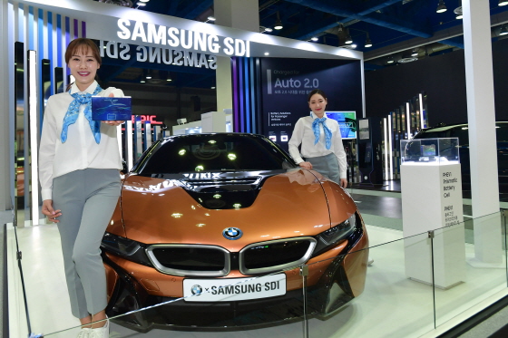 삼성SDI가 2일 서울 삼성동 코엑스에서 열린 'EV Trend Korea 2019'에서  회사의 차세대 배터리를 탑재한 전기 스포츠카 BMW i8을 전시했다./사진제공=삼성SDI
