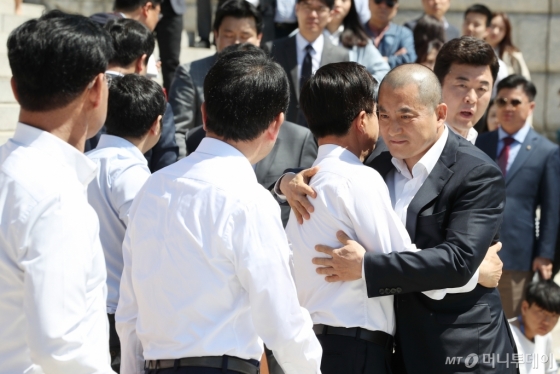 [사진]삭발 앞둔 의원들 찾은 박대출