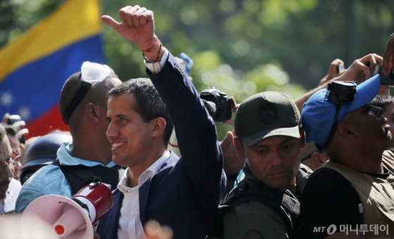 4월30일(현지시간) 후안 과이도 베네수엘라 국회의장이 카라카스 알타미라 광장에서 지지자들 사이에서 엄지손가락을 치켜들고 지지에 답하고 있다.  과이도 의장은 이날 야권 정치인 레오폴도 로페즈와 중무장한 소규모 군인들과 함께 “군대 무장봉기로 마두로를 축출하자”라며 거리로 나섰다. / 사진=뉴시스