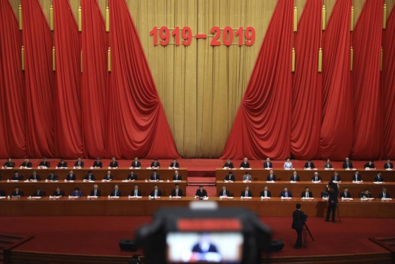 【베이징=AP/뉴시스】 시진핑 중국 국가주석 겸 당 총서기(앞줄 가운데)가 30일 베이징 인민대회당에서 열린 5.4운동 100주년 기념행사에 참석, 기조연설을 통해 공산당의 영도에 따라 애국주의를 발현하자고 촉구하고 있다. 2019.04.30