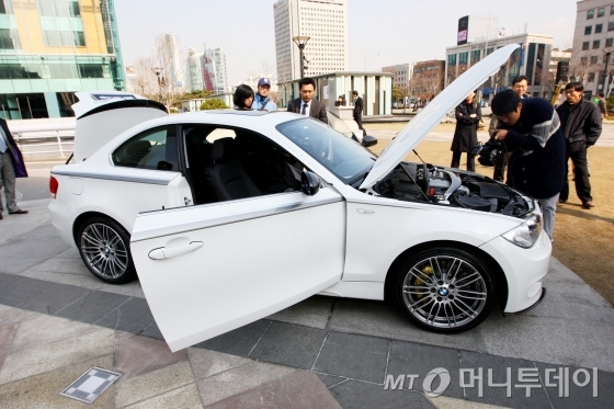 'BMW 120D 쿠페' 출시전 현장에서 모델들이 신차와 함께 포즈를 취하고 있다./ 사진=머니투데이 사진DB