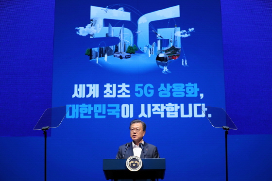 문재인 대통령이 지난달 8일 서울 송파구 올림픽공원 K-아트홀에서 열린 코리안 5G 테크 콘서트 '세계 최초 5G 상용화, 대한민국이 시작합니다'에서 기념사하고 있다./사진=청와대 제공