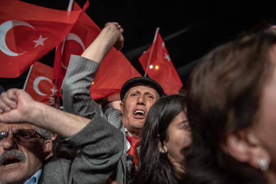 6일(현지시간) 터키 이스탄불에서 에크렘 이마모을루 시장 후보의 지지자들이 재선거 결정에 항의하며 시위를 벌이고 있다. /AFPBBNews=뉴스1