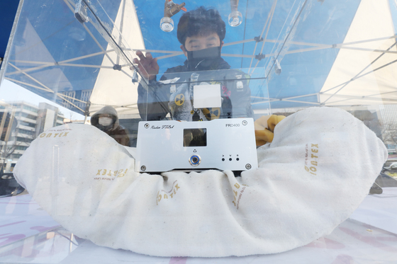환경보건시민센터 활동가가 26일 오전 서울 광화문광장에서 시중 제품 중 방사선 라돈이 나오는 제품들을 모아 측정 시연을 하고 있다.  2018.11.26/사진=뉴스1 