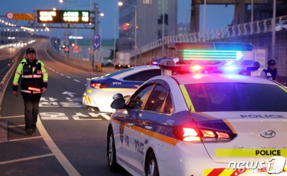  7일 오후 울산대교 남구·동구 방면 차로를 경찰이 전면 통제하고 있다./사진=뉴스1