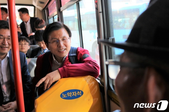 황교안 자유한국당 대표가 7일 오후 부산 시내버스를 타고 이동 중 시민들과 대화를 나누고 있다. /사진=뉴스1