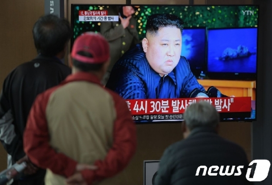 북한이 동해 방향을 향해 단거리미사일 2발을 발사한 9일 오후 시민들이 서울역 대합실이 관련 TV 보도를 지켜보고 있다. © AFP=뉴스1
