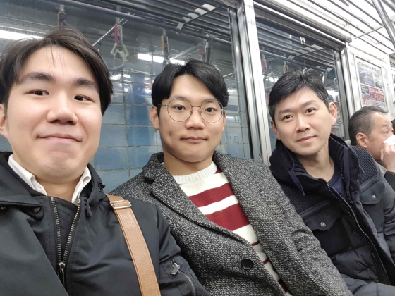일본 1인 가구 문화 탐방을 위해 찾은 도쿄의 지하철의 강동호 매니저(왼쪽 첫번째부터), 신의철 매니저, 서준혁 부회장 /사진제공=대명그룹
