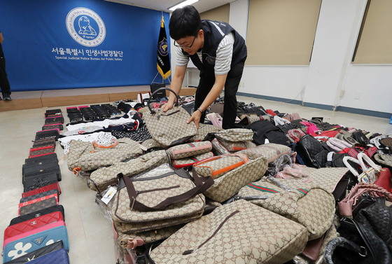 지난해 7월 서울시 민생사법경찰단 관계자들이 명동에서 일본인 관광객들을 대상으로 판매되고 있는 짝퉁 명품 압수품을 공개하고 있다./ 사진=뉴스1