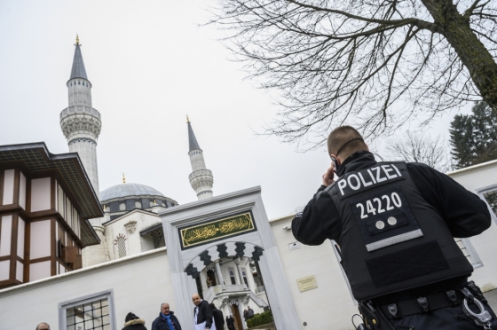 지난 3월 뉴질랜드 총기난사 사건 이후 독일 베를린에 있는 세히트릭 이슬람사원 앞에서 경찰이 경계를 강화하고 있다. /사진=AFP