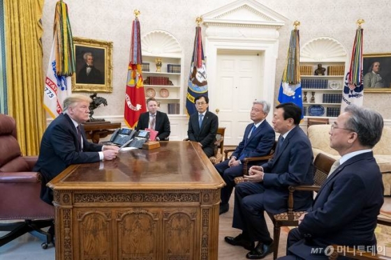 신동빈 롯데회장(사진 오른쪽에서 두번째)이 13일(현지시각) 오후 미국 워싱턴 백악관에서 도널드 트럼프 미국대통령(맨 왼쪽)과 면담하고 있다. /사진=트럼프 대통령 트위터
