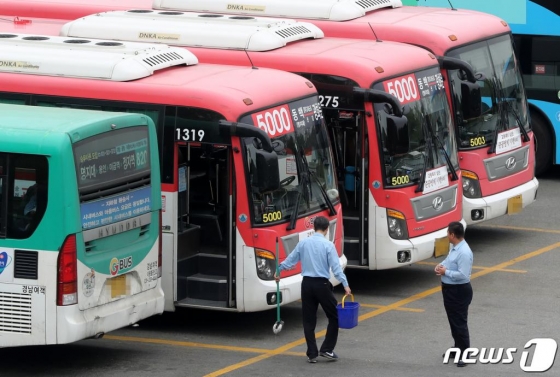 버스 총파업 예정일을 이틀 앞둔 지난 13일 오후 경기도 용인시 처인구의 한 버스업체 차고지에 버스들이 정차돼 있다. /사진=뉴스1